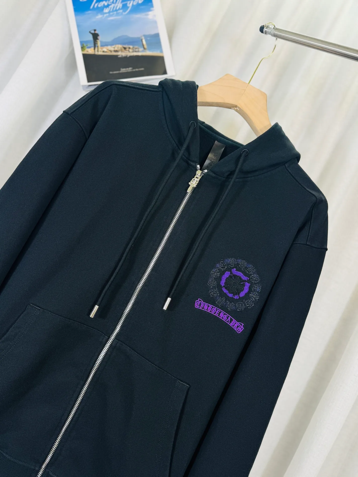 P340 top version, real shot without P, ​​different from market currency) 𝗖𝗵𝗿𝗼𝗺𝗲 𝗛𝗲𝗮𝗿𝘁𝘀/Cro Heart 2025 washed and burned flower patch embroidered autumn and winter new original single counter American patchwork 3D three-dimensional patch couple casual cardigan sweatshirt 👑The highest version! Customized fabric 480g tripe terry fabric! American acid-washed and distressed original fabric, laser burning + patch embroidery, exquisite embroidery of letters! The best-selling model in the counter, very comfortable to wear. Accessories: original molded and authenticated collar label➕100% silk wash label. Genuine purchase-grade original hangtag➕matching hanging rope➕3D hanging beads➕original packaging bag. Craftsmanship: The original version has consistent wiring! The highest version of the armhole matching technique! Color: Black Apricot Size: S M L XL Style Number: 25-317
